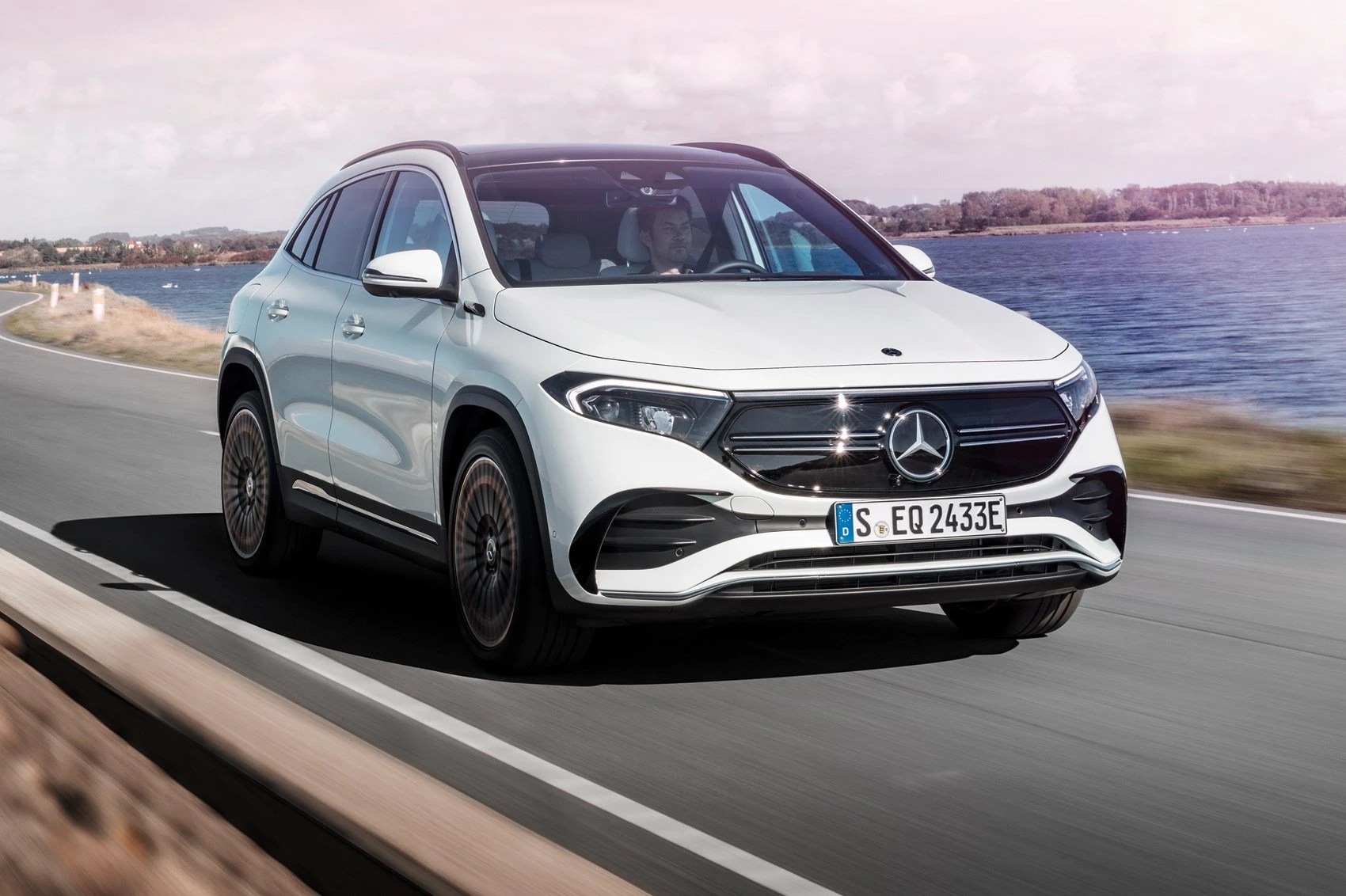 Обзор Mercedes-Benz EQA