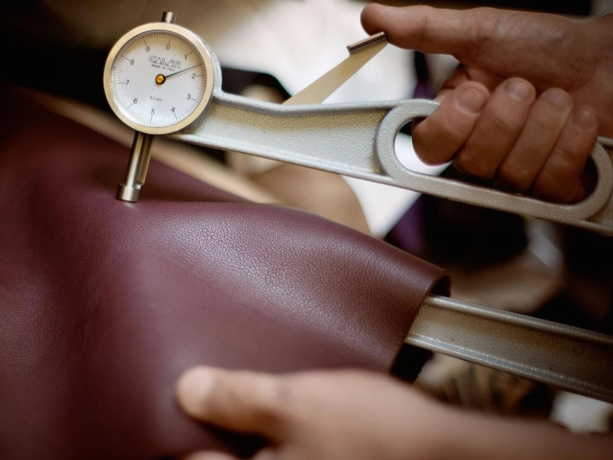 Премиальные материалы отделки салона Mercedes-Benz: от алькантары до кожи Nappa